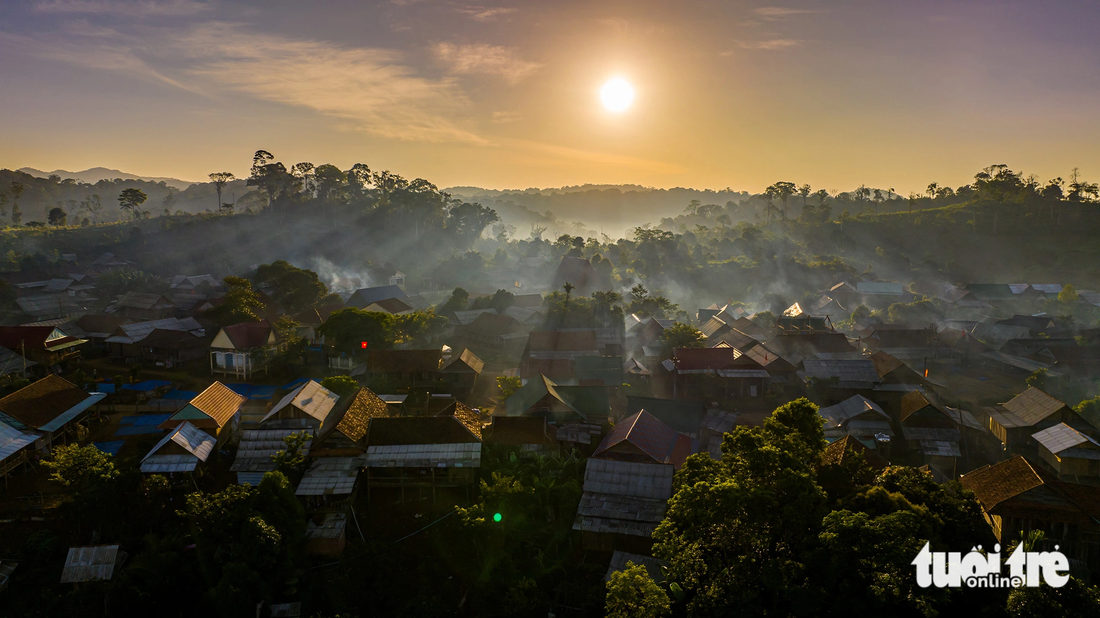 Bình minh rực rỡ ở &quot;cổng trời&quot; An Toàn - Ảnh: DŨNG NHÂN