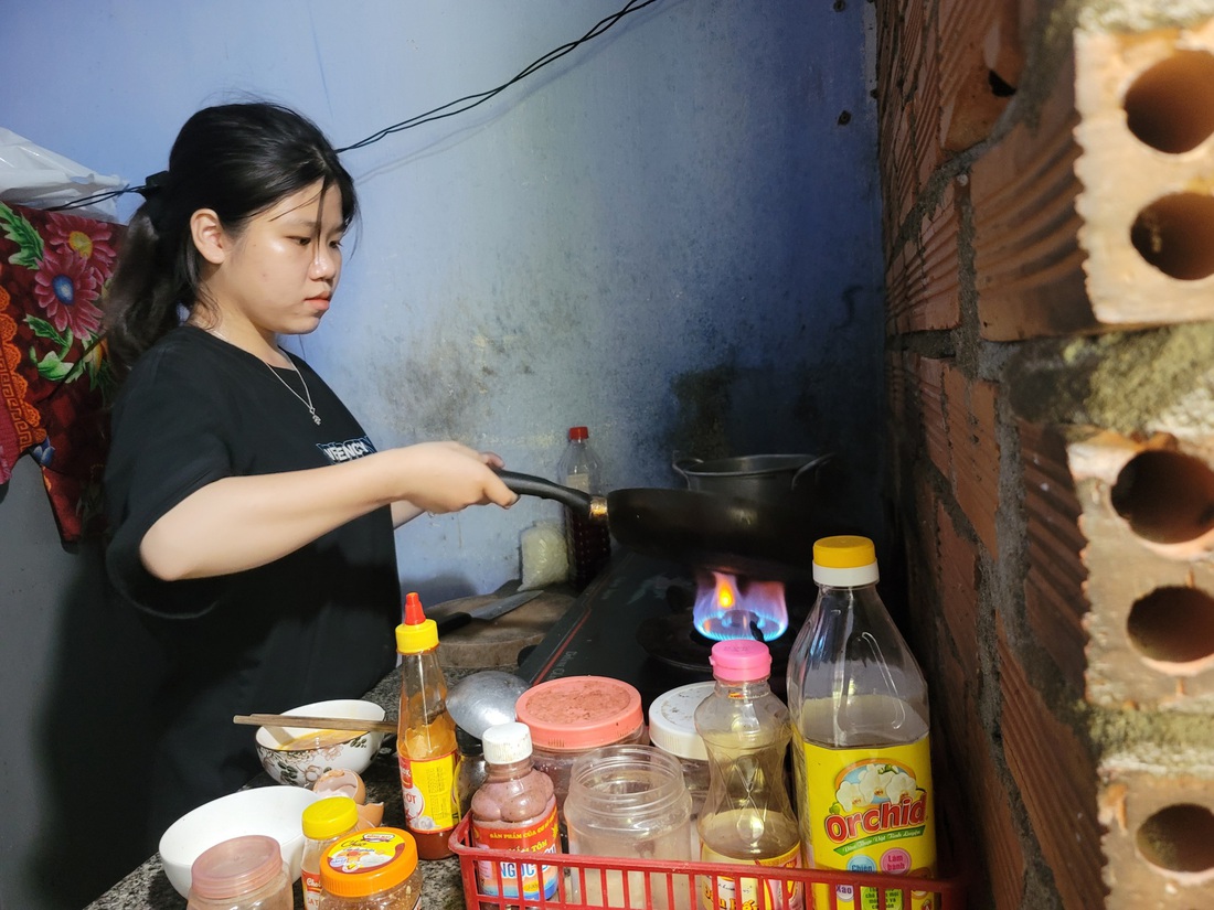 Thúy Hằng đang làm bữa cơm cho gia đình - Ảnh: TRẦN HƯỚNG