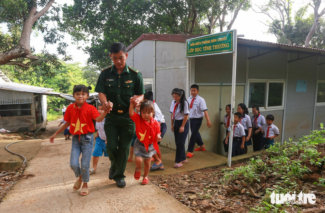 Thiếu tá Trần Bình Phục, đội phó đội công tác vận động quần chúng Đồn biên phòng Hòn Chuối, đã trở thành người thầy &quot;bất đắc dĩ&quot; trên đảo Hòn Chuối 14 năm qua - Ảnh: CHÂU TUẤN