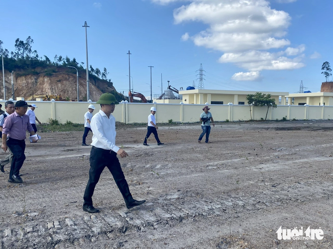 Ông Nguyễn Văn Quảng, bí thư Thành ủy Đà Nẵng, đi qua khu vực vệt cây xanh &quot;chụp không lên hình&quot; - Ảnh: TRƯỜNG TRUNG