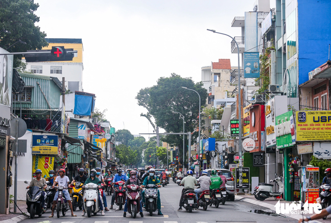 Từ ga Sài Gòn, tuyến đường sắt xuyên tâm sẽ đi ra đường Nguyễn Thông. Với phương án này, tư vấn cho hay đoạn Sài Gòn - Tân Kiên cần xem xét mở rộng đường Nguyễn Thông hiện trạng 10-12m lên 25-30m nên cần giải phóng mặt bằng.