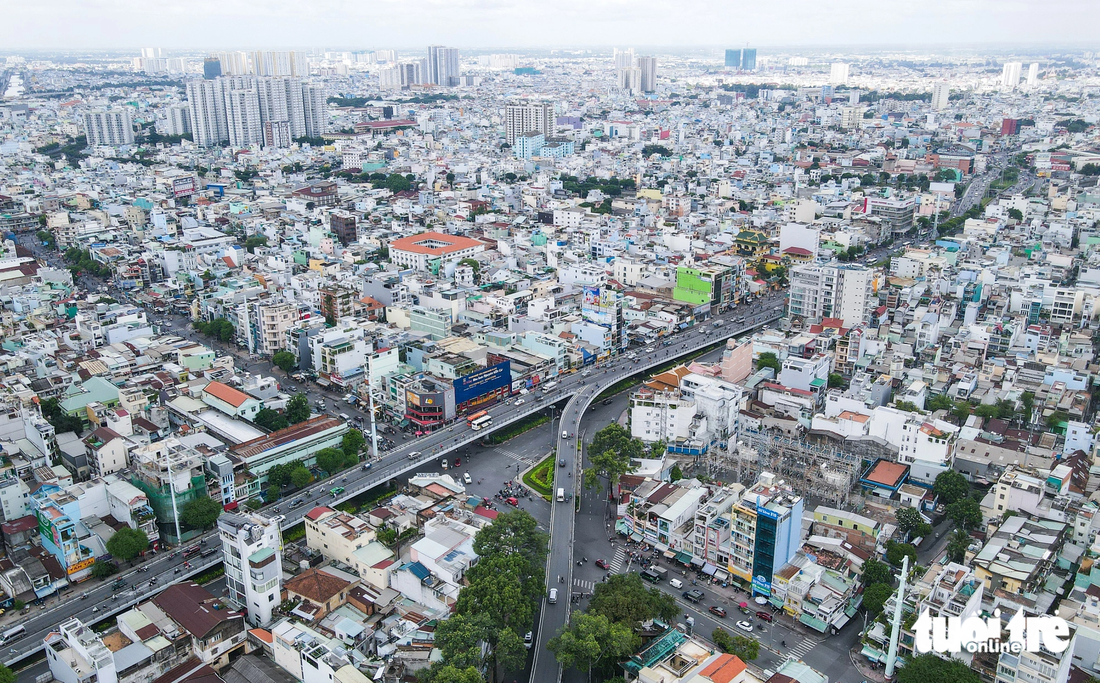 Nút giao Cây Gõ, nơi đây tuyến đường sắt xuyên tâm được dự kiến sẽ chuyển hướng từ đường 3-2 ra đường Hồng Bàng.