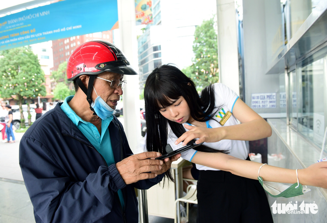 Ông Đinh Trọng Hương (quận Gò Vấp) nhờ nhân viên tư vấn đặt vé sang hôm sau vì vé trong ngày đã hết