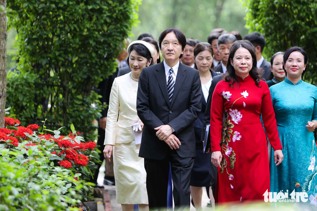 Hoàng thái tử Fumihito Akishino rất say mê tìm hiểu, nghiên cứu khoa học, đặc biệt là sinh học. Vì thế, trong thời gian theo học khoa luật của Đại học Gakushuin, Hoàng thái tử cũng đồng thời theo học khoa sinh học. Sau khi có bằng cử nhân khoa học chính trị, ông lại tiếp tục theo đuổi ngành sinh học và lựa chọn học chuyên ngành phân loại cá tại Đại học St John ở Oxford - Ảnh: NGUYỄN KHÁNH