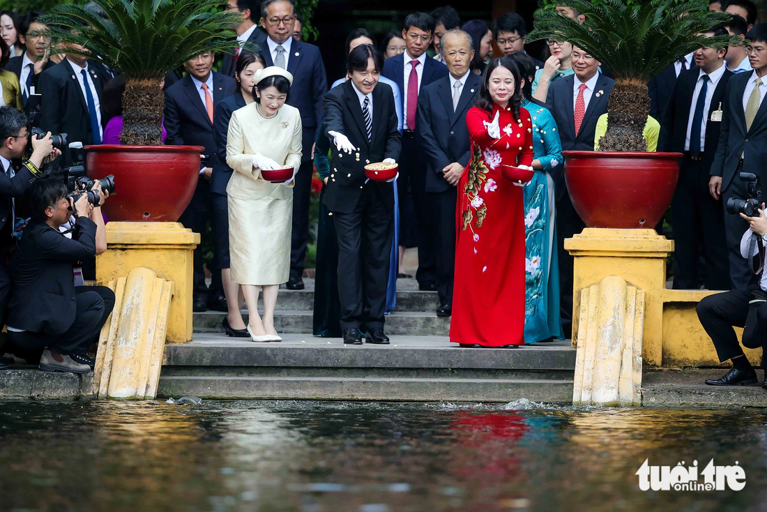 Phó chủ tịch nước Võ Thị Ánh Xuân cùng Hoàng thái tử Akishino và Công nương Kiko cho cá ăn tại ao cá Bác Hồ. Ao cá Bác Hồ có diện tích trên 3.000m2. Cá trong ao chủ yếu các loại rô phi, trắm, chép, mè, trôi - Ảnh: NGUYỄN KHÁNH