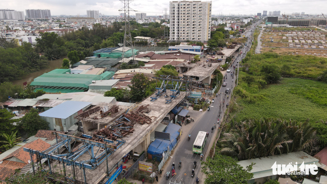 Cầu Nam Lý được xây dựng trở lại sau 4 năm tạm dừng vì vướng mặt bằng, nhưng nay lại... vướng tiếp - Ảnh: CHÂU TUẤN