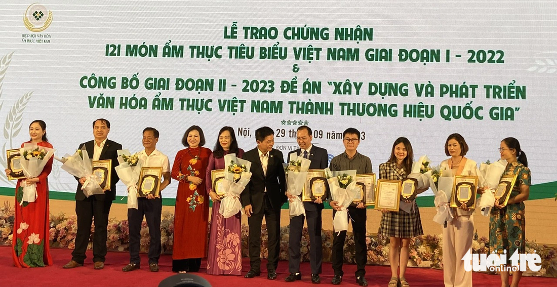 Đại diện một số tỉnh, thành miền Bắc nhận chứng nhận món ẩm thực tiêu biểu - Ảnh: T.ĐIỂU