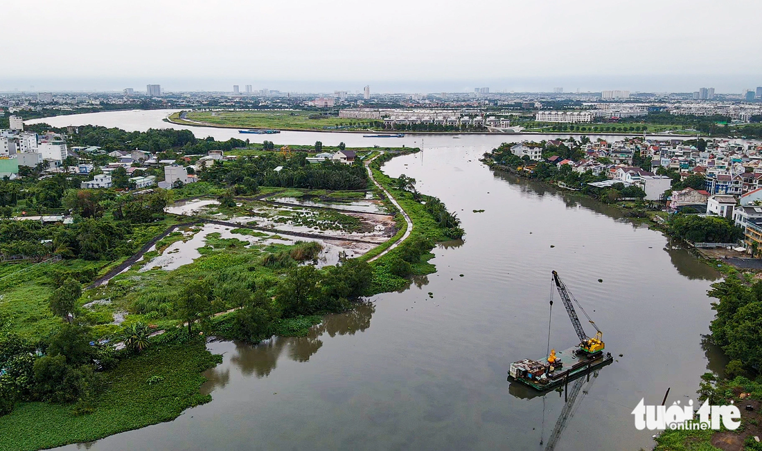 Dự án cải tạo kênh Tham Lương - Bến Cát - rạch Nước Lên đã có nhiều chuyển biến sau khi thi công được 7 tháng. Khi hoàn thành dự án tạo trục giao thông thủy bộ từ ngã ba sông Sài Gòn đến sông Chợ Đệm. Dự án này kết hợp với ý tưởng đường ven sông Sài Gòn, TP.HCM sẽ hình thành thêm trục giao thông mới giải tỏa áp lực cho các tuyến đường hiện hữu. Ảnh chụp ngã ba sông Sài Gòn - Vàm Thuật nơi hai dự án sẽ gặp nhau.