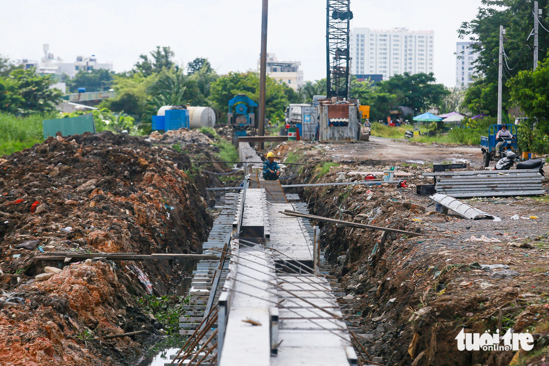 Dự án cải tạo kênh Tham Lương - Bến Cát - rạch Nước Lên có khối lượng đất, bùn dư từ quá trình thi công các hạng mục công trình như nền hạ đường giao thông hai bên bờ, nạo vét lòng kênh là rất lớn nên cần các bãi đổ đất, tiếp nhận đất dư nêu trên. Hiện nay chủ đầu tư đang liên hệ với các địa phương, Sở Tài nguyên và Môi trường hỗ trợ về hoàn thiện pháp lý bãi đổ trước khi thực hiện.