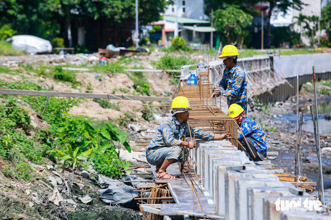 Đây là dự án cải tạo kênh rạch lớn nhất nhì TP.HCM đang được thi công. Không chỉ cải tạo kênh khơi thông luồng giao thông thủy kết nối Long An - TP.HCM - Bình Dương - Đồng Nai, dự án Tham Lương - Bến Cát - rạch Nước Lên còn hình thành tuyến đường theo trục bắc - nam dọc kênh giúp giảm tải áp lực giao thông cho các tuyến đường nội ô.