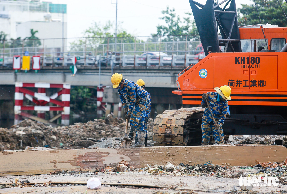 Trước đây giai đoạn 1 của dự án đã hoàn thành nhưng sau đó bị ngừng một thời gian khá lâu. Nhiều khu vực ven tuyến kênh này bị tái ô nhiễm, rác thải tràn lan, nước kênh đen kịt, đường sá xuống cấp... Khi dự án thi công trở lại, không ít người cảm thấy vui vì giấc mơ dòng kênh trong xanh đang rất gần.