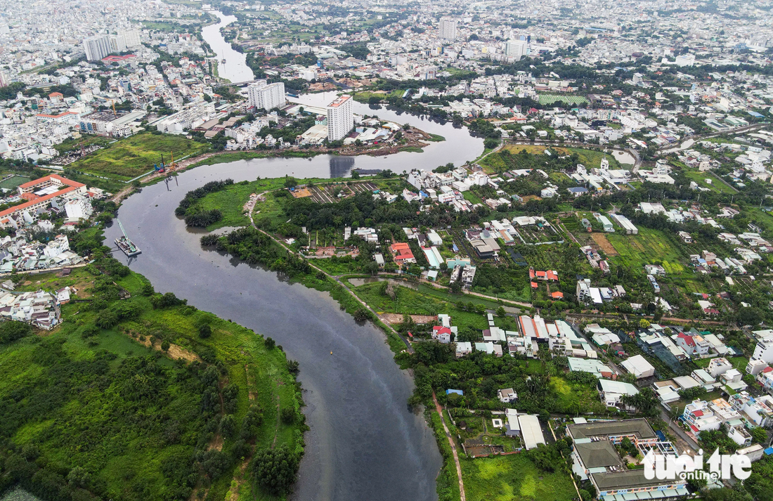 Dự án có chiều dài tuyến 31,46km đi qua địa bàn 7 quận huyện. Đây là một dự án đi trong lòng đô thị của TP.HCM, có rất nhiều công trình hạ tầng kỹ thuật hiện hữu khác như cầu giao thông, cống băng ngang kênh, đường ống cấp nước và lưới điện cao thế 110kV, 220kV và 550kV ảnh hưởng đến dự án.