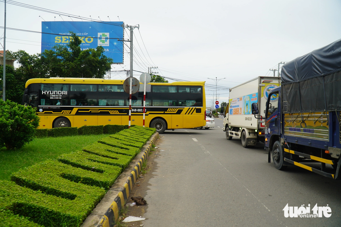 Dòng xe từ Bến Tre qua Tiền Giang sau khi xuống khỏi cầu Rạch Miễu được hướng dẫn rẽ vào tuyến đường tránh thay vì chạy thẳng trên quốc lộ 60 - Ảnh: MẬU TRƯỜNG