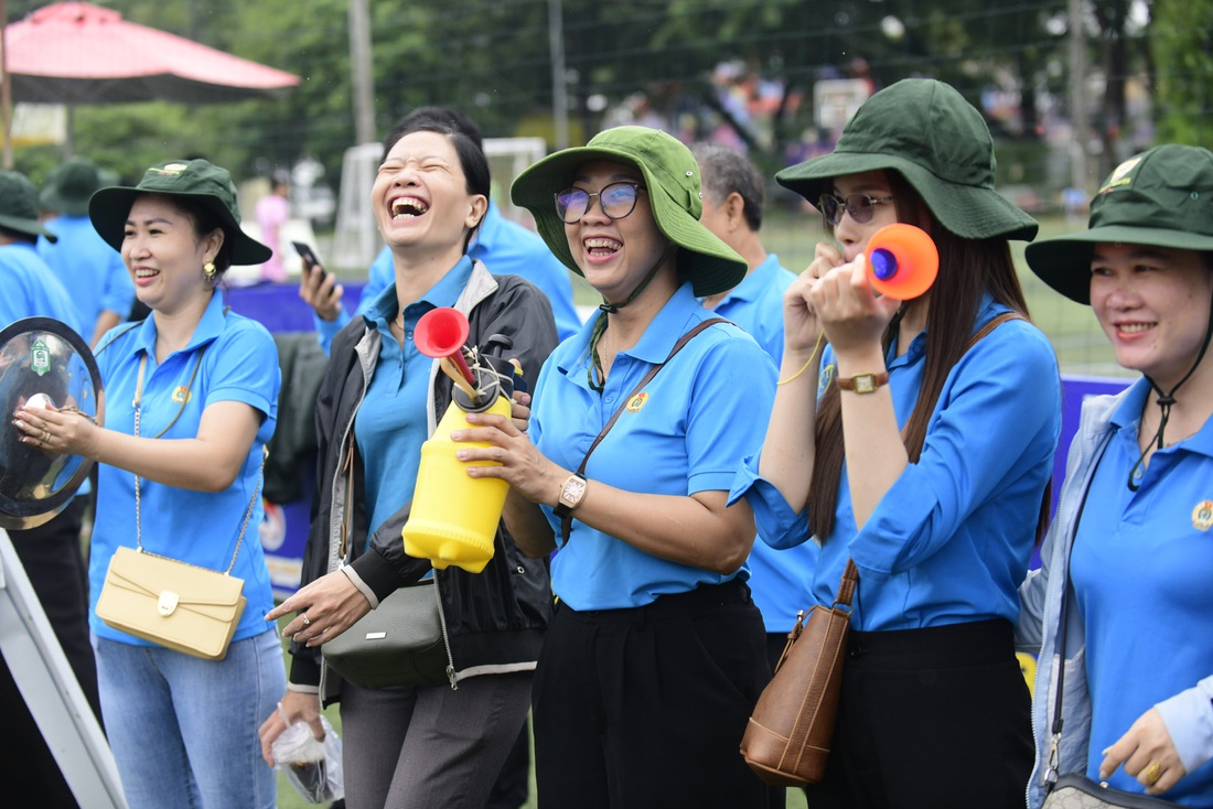 Cổ động viên cổ vũ nhiệt tình trong trận đấu giữa Công đoàn Cần Thơ - Công đoàn Hậu Giang - Ảnh: QUANG ĐỊNH