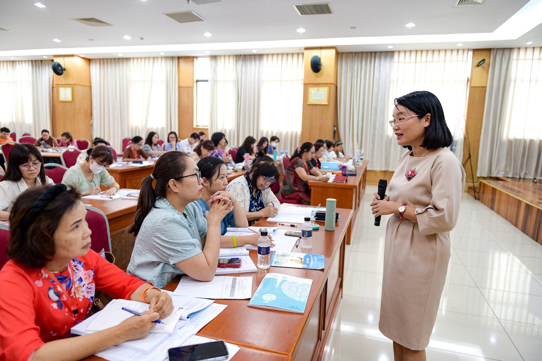 Các giáo viên tham gia tập huấn giảng dạy tiếng Việt tại Hà Nội - Ảnh: N.TRẦN