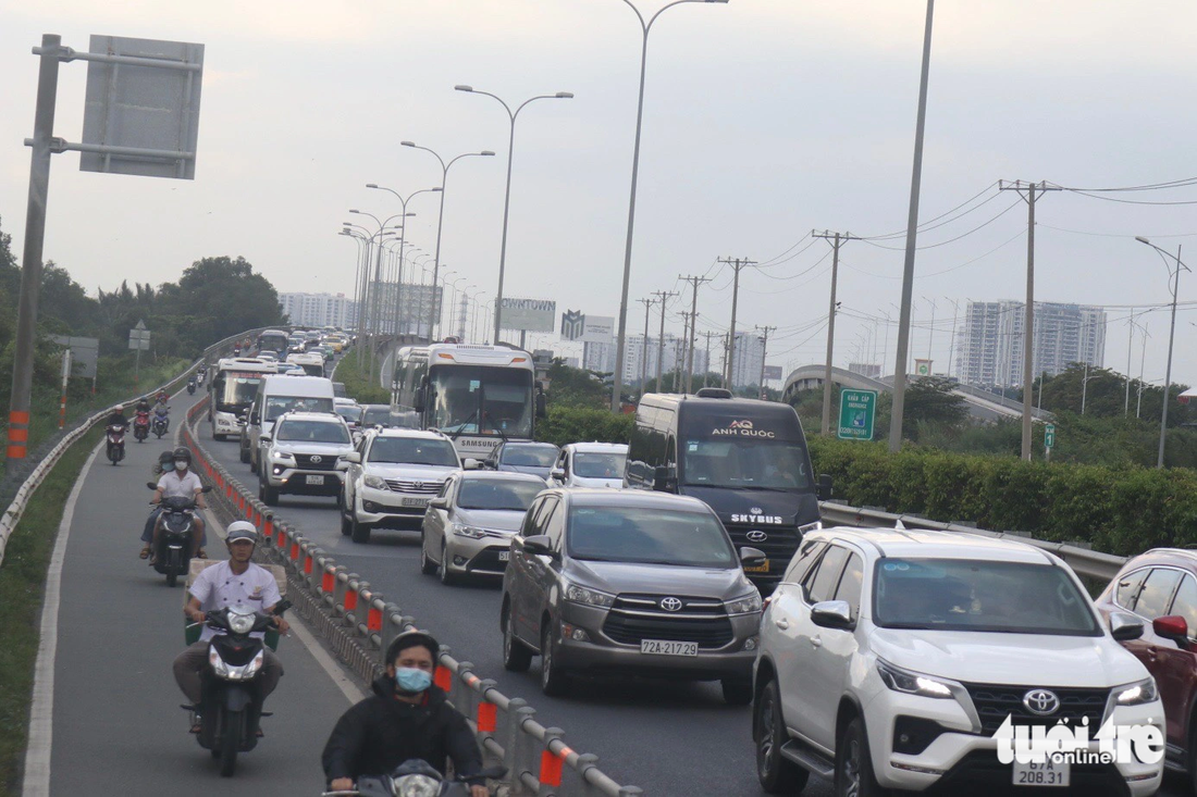 Còn ở đường dẫn TP.HCM - Long Thành - Dầu Giây, làn ô tô ùn ứ khoảng 1km hướng từ đường Đỗ Xuân Hợp về nút giao An Phú - Ảnh: TIẾN QUỐC