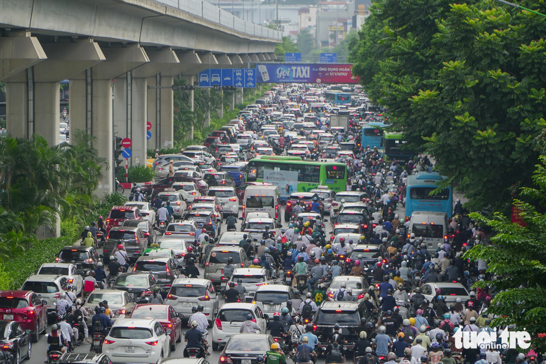 Dòng người nối đuôi nhau chen kín vào trung tâm