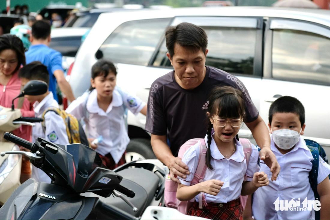 Một bạn nhỏ khóc nức nở không muốn vào trường - Ảnh: NGUYÊN BẢO