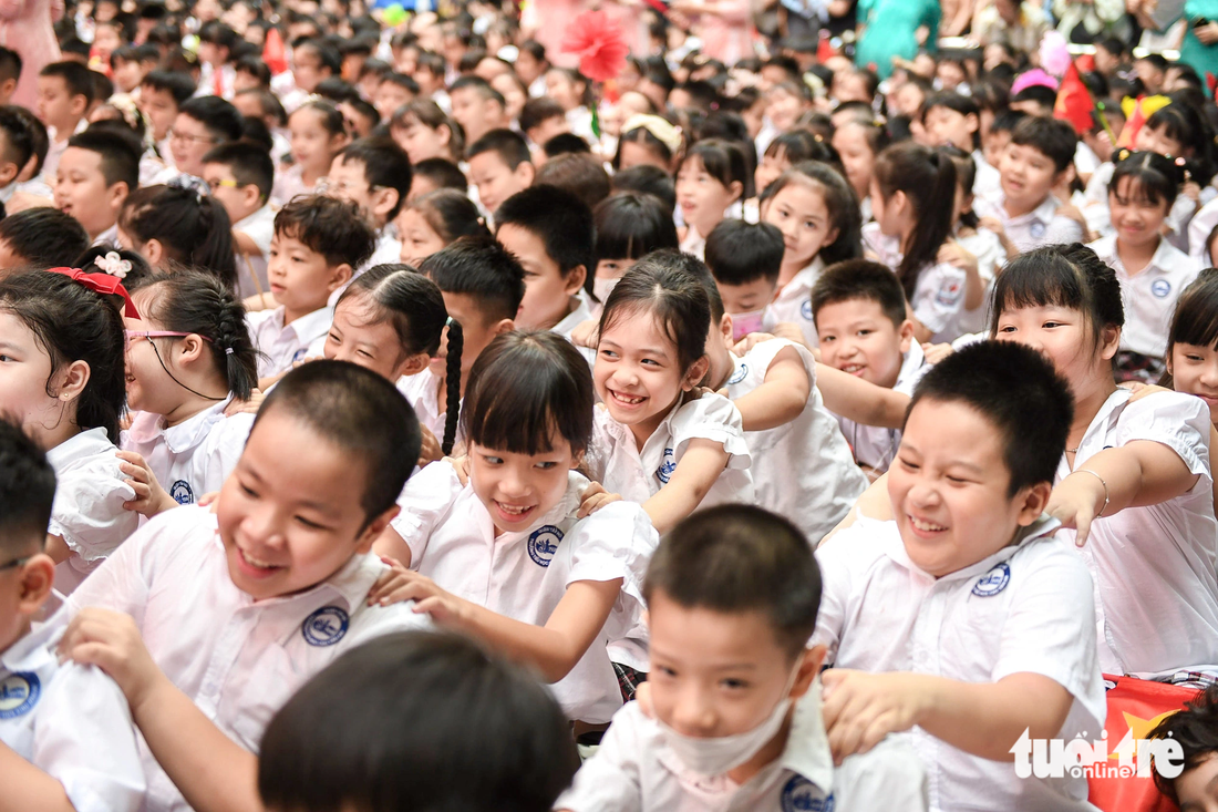 Những nụ cười rạng rỡ, vui đùa khi được gặp lại thầy cô, bạn bè - Ảnh: NAM TRẦN