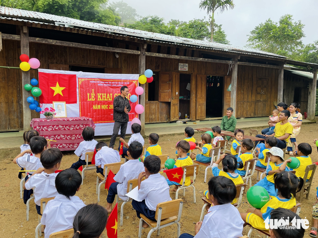 Đại diện phụ huynh trong thôn phát biểu