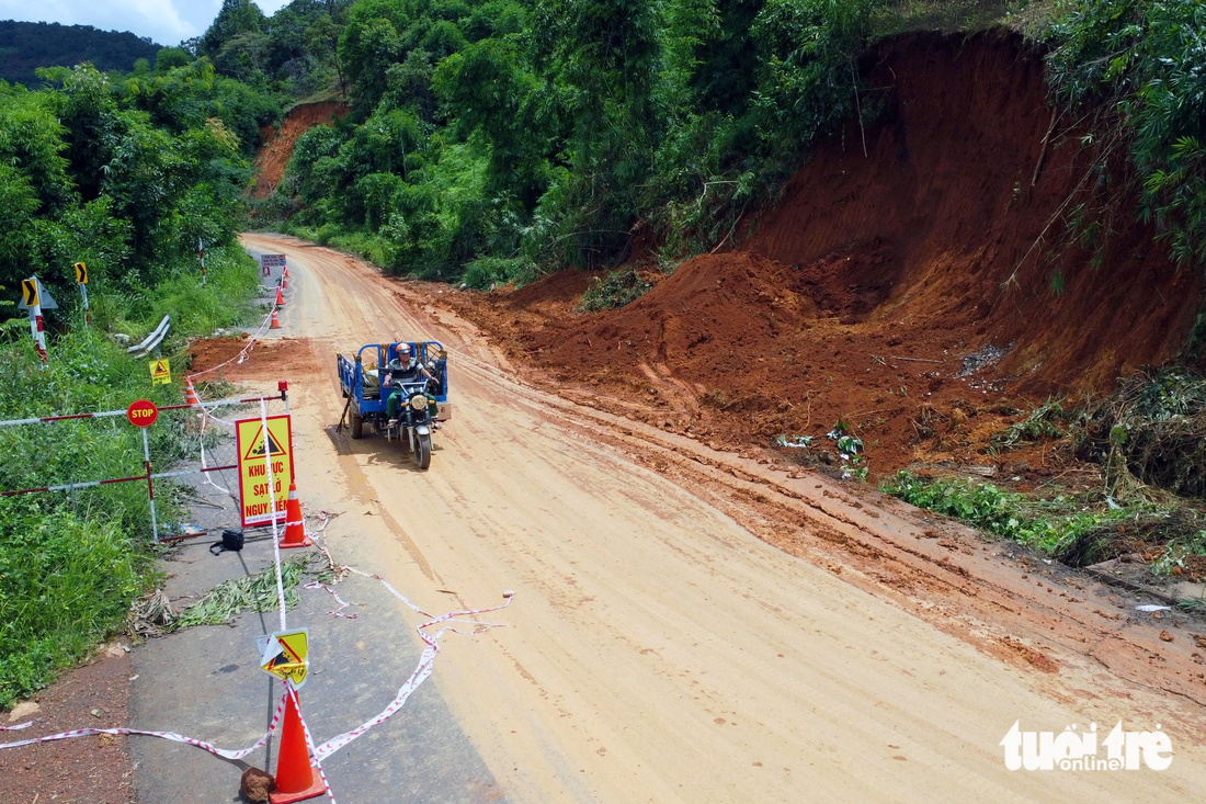 Hàng chục khối đất đá phía ta luy dương sạt lở, đổ ập xuống đường khiến giao thông bị cản trở. Nếu trời vẫn mưa lớn, đồi đất cao có nguy cơ tiếp tục sạt lở