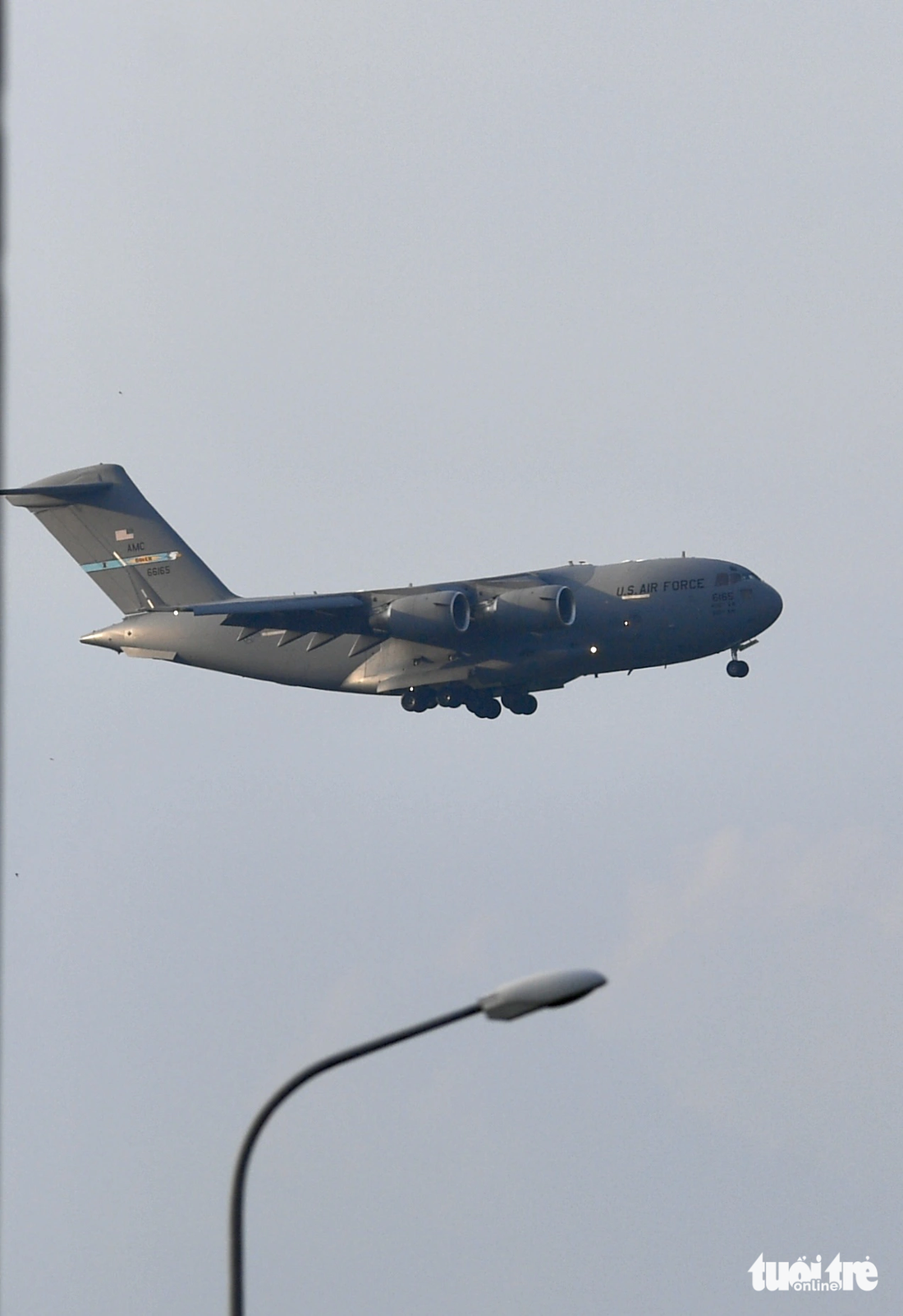 Trực thăng VH-60N được vận chuyển bởi máy bay vận tải hạng nặng C-17 Globemaster mang số hiệu 66165, chiếc máy bay này đáp xuống sân bay quốc tế Nội Bài vào 17h25 - Ảnh: NGUYỄN KHÁNH