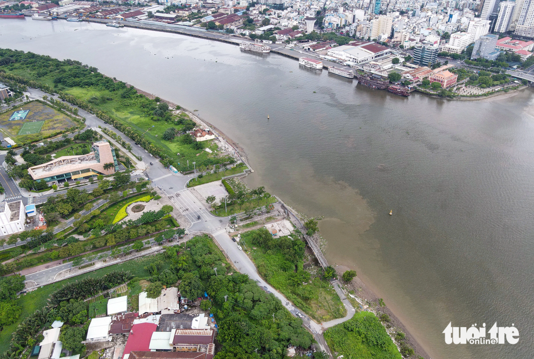 Trong khi đó, đoạn bờ sông Sài Gòn từ trước nhà thờ Thủ Thiêm đến nóc hầm Thủ Thiêm được đề xuất trồng thêm các hàng tre trúc. Đồng thời, lắp đặt một số màn hình LED để cổ động, tuyên truyền.