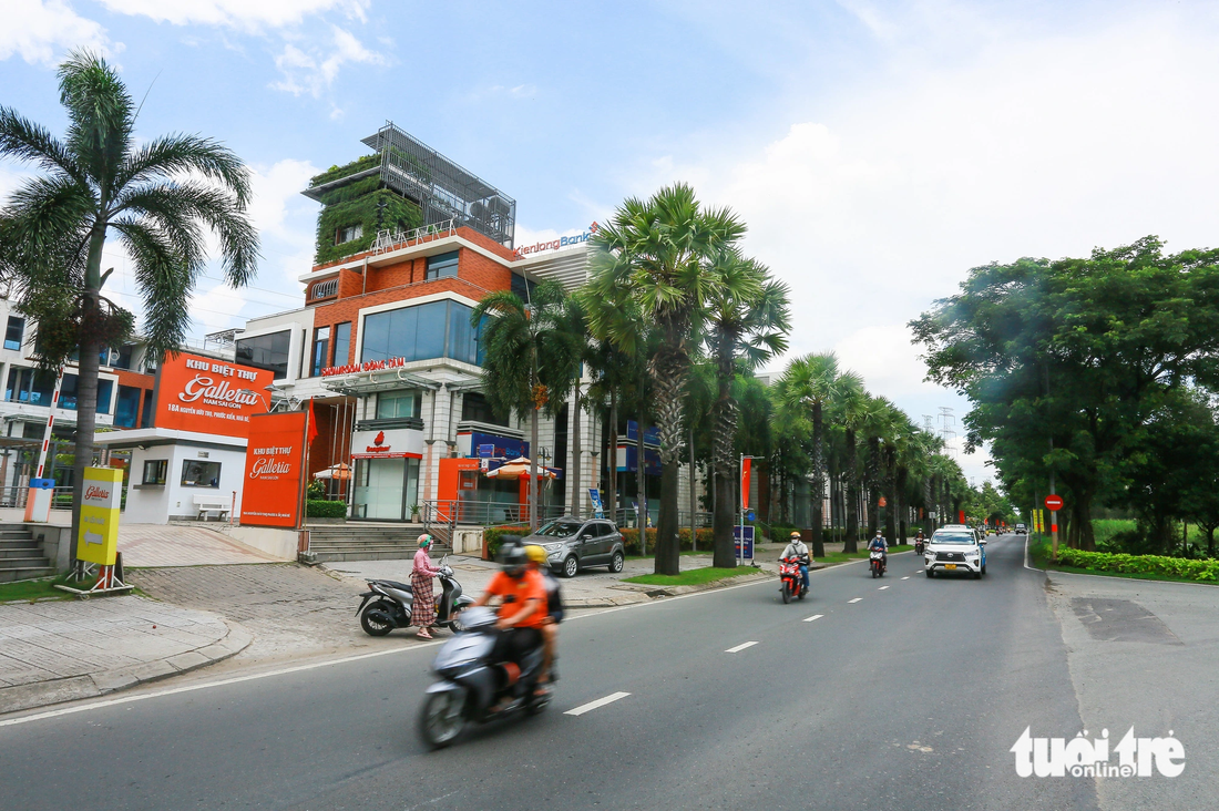 Tại khu đất bên trái đường Nguyễn Hữu Thọ, cơ quan quản lý nhà nước có liên quan và các chủ đầu tư dự án (gồm Công ty CP Phú Hoàng Anh, Công ty Phát Triển Tây, Công ty CP An Tây, Công ty cổ phần Kinh doanh bất động sản phát triển nhà thành phố - HD REAL) có nhiều vi phạm trong quản lý, sử dụng đất, xây dựng lấn chiếm rạch, vi phạm hành lang bảo vệ thủy giới.