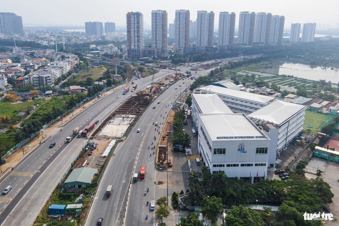 Sở Giao thông vận tải TP và Ban Giao thông đều cho biết việc thi công dự án lớn sẽ phiền toái đến người dân. Cơ quan chức năng sẽ kiểm soát kỹ vấn đề này - Ảnh: LÊ PHAN