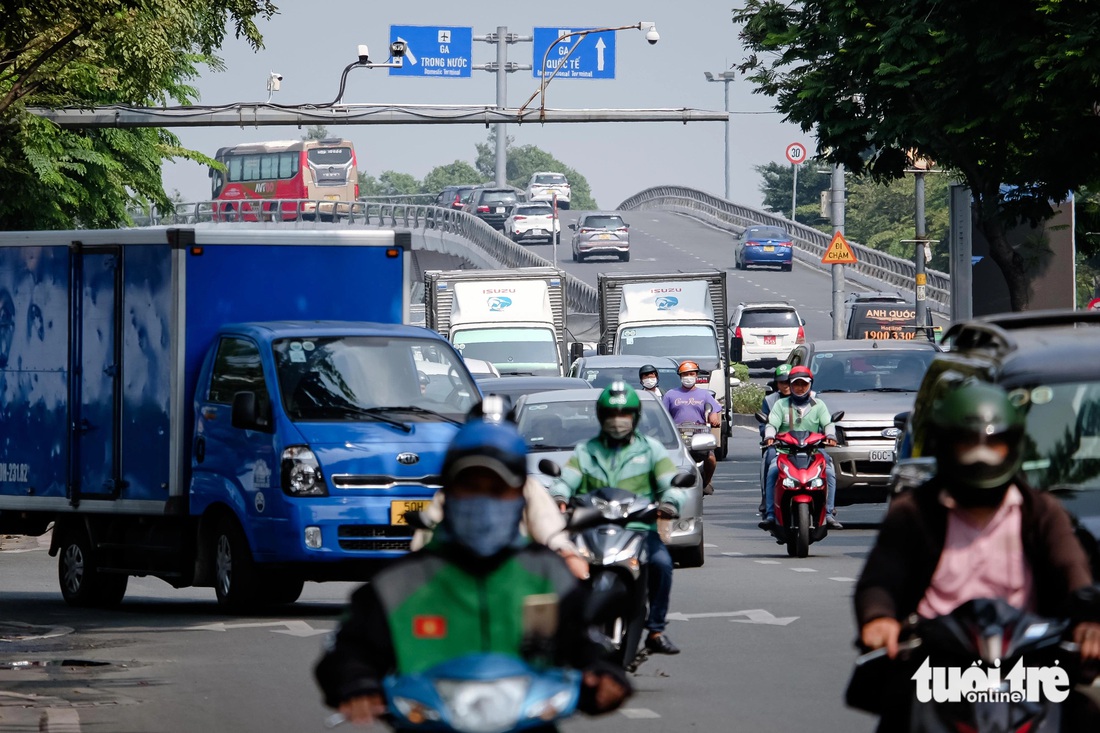 Xe tải ra vào kho hàng số 1 trên đường Trường Sơn (hướng sân bay Tân Sơn Nhất về vòng xoay Lăng Cha Cả) - Ảnh: PHƯƠNG NHI