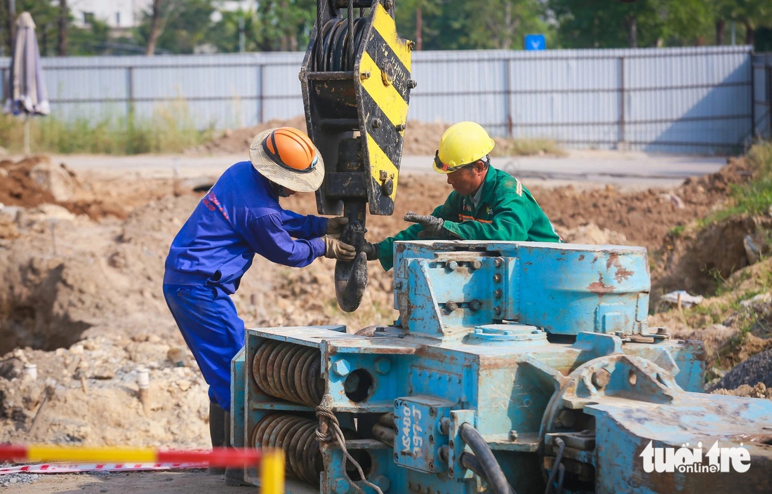 Nhà thầu đang xử lý nền đất, thi công cọc khoan nhồi, bệ trụ cầu. Đến nay, phần cầu đã hoàn tất 247/552 cọc và 11/111 bệ đúc  - Ảnh: LÊ PHAN