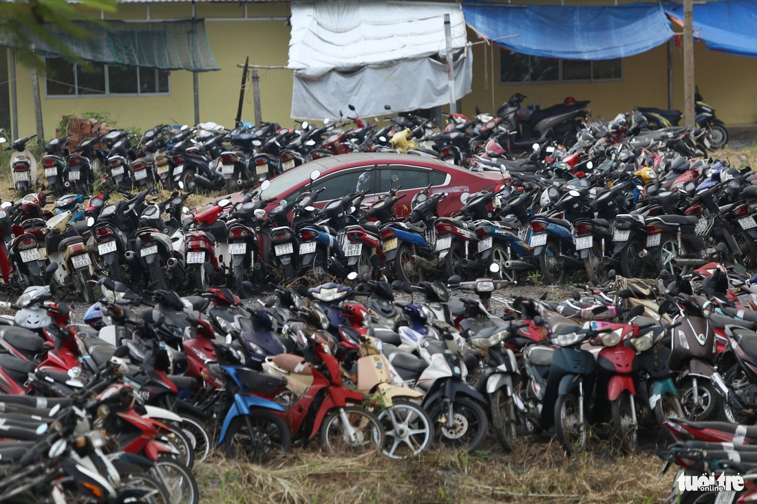 Bãi xe của Phòng cảnh sát giao thông TP.HCM trên đường Hoàng Diệu 2, phường Linh Trung cũng không có mái che, các xe để &quot;lộ thiên&quot; - Ảnh: MINH HÒA