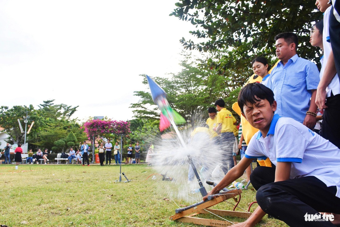 Với áp lực lớn, người cho phóng tên lửa nước phải hết sức cẩn trọng - Ảnh: TRẦN HOÀI