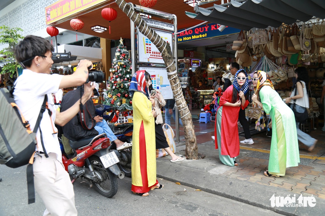 Cổng chợ Hàn là điểm chụp ảnh được nhiều bạn trẻ ưa thích với các gian hàng bán đồ thủ công và khung cảnh đường phố, vỉa hè nhuốm màu cổ điển