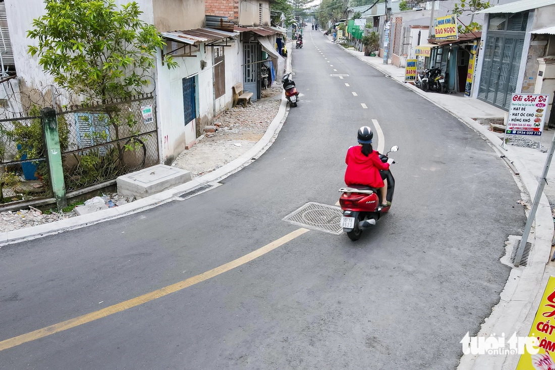 Mặt đường Giác Đạo vẫn rõ màu nhựa mới. Song song với việc sửa đường, hệ thống thoát nước cũng được cải tạo để khắc phục tình trạng ngập nước 