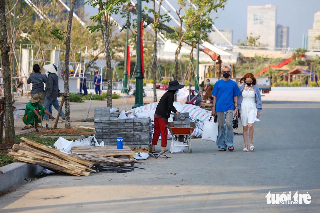 Ngoài cánh đồng hoa hướng dương, các hạng mục khác của công viên đang được gấp rút hoàn thiện 