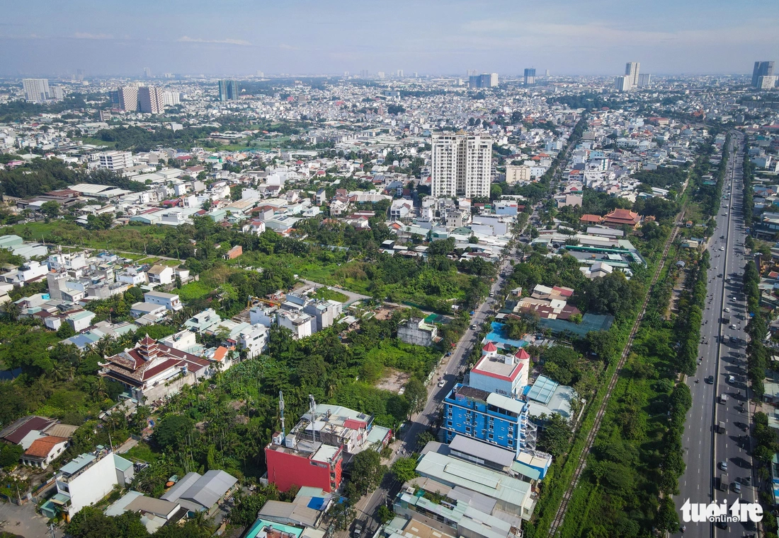 Trung bình mỗi tháng chậm trễ sẽ phát sinh khoảng 14,9 tỉ đồng. Vì vậy, nhà đầu tư kiến nghị TP sớm hoàn thành thủ tục điều chỉnh để giao đất thanh toán giá trị hợp đồng BT. Việc chậm trễ giao đất sẽ dẫn đến phát sinh lãi rất lớn gây lãng phí cho ngân sách. Trong ảnh là khu vực dự kiến kết nối đoạn 2 và 3 của dự án vành đai 2 (giao đường Phạm Văn Đồng) - Ảnh: CHÂU TUẤN