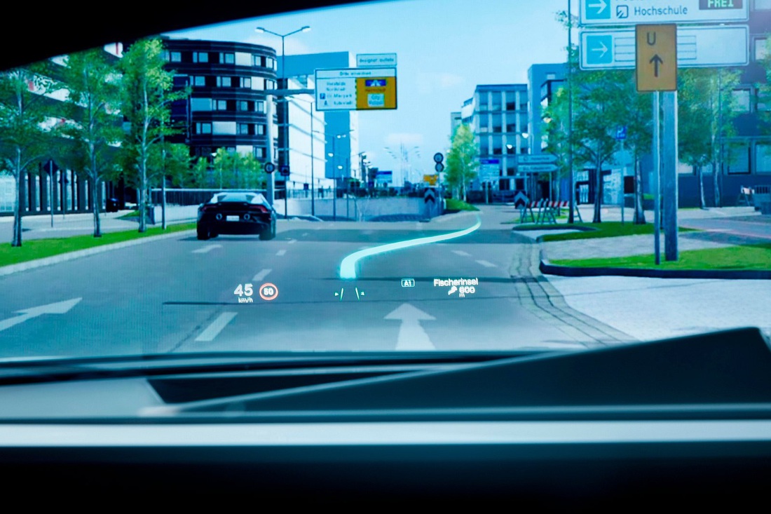 4. Harman Ready Vision QVUE & AR HUD: Harman trở lại CES 2024 bằng hệ thống Ready Vision hoàn chỉnh hơn đã tham dự triển lãm trước. Về cơ bản, đây là một hệ thống HUD có khả năng tùy biến kích thước tùy giá tiền mà hãng muốn áp đặt. Nằm ở nửa dưới kính lái, trang bị này sẽ hiển thị các dữ liệu như tốc độ, định vị, thông tin giao thông cập nhật trực tiếp... thu được từ kết nối Internet hay bộ xử lý xe - Ảnh: Harman