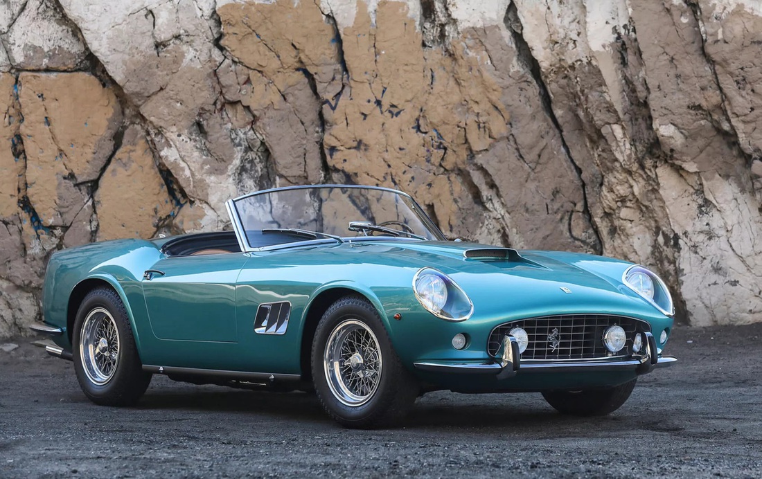 4. Ferrari 250 GT SWB California Spider 1962 - 18.045.000 USD (438,6 tỉ đồng) - Chỉ 37 chiếc 250 GT SWB được trang bị đèn pha có nắp che bên ngoài, lớp sơn xanh dương nguyên bản Azzurro Metallizzato xe sử dụng thậm chí còn là độc bản. Chủ xe hiện tại mua lại chiếc Ferrari vào thập niên 1970 sau khi xe gặp tai nạn chỉ với giá 2.400 USD - Ảnh: Carscoops