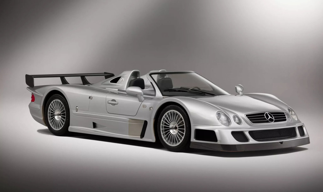 9. Mercedes-Benz CLK-GTR Roadster 2002 - 10.235.000 USD (248,8 tỉ đồng) - CLK-GTR Roadster là phiên bản đạt chuẩn vận hành phổ thông của xe đua đường trường Mercedes-Benz vào cuối thập niên 1990. Kết hợp với kết cấu mui trần, dòng xe này cực kỳ hiếm khi tổng cộng chỉ có 6 chiếc xuất xưởng. Việc đồng hồ mới chỉ 170km khi xe được bảo quản kín trong phần lớn thời gian tồn tại cũng giúp giá trị xe tăng lên ngưỡng 8 chữ số - Ảnh: Carscoops