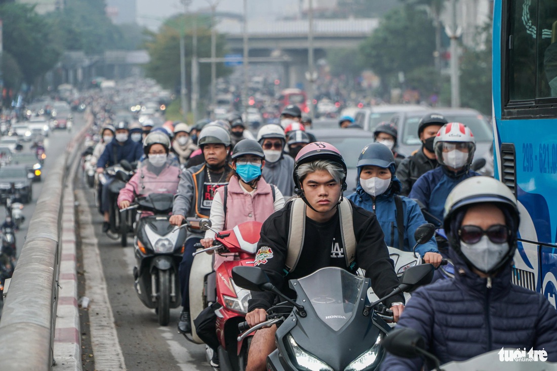 Nhiều người dân tỏ ra mệt mỏi vì đường sá ùn tắc - Ảnh: PHẠM TUẤN