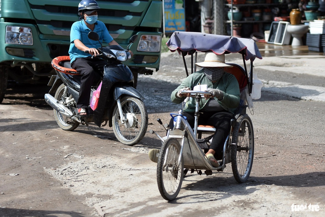 Tỉnh yêu cầu phải khẩn trương tập trung xử lý dứt điểm việc sửa chữa đường Hoàng Văn Bổn, đảm bảo an toàn giao thông theo quy định, không để vụ việc kéo dài. Tuy nhiên, đến nay con đường BOT vẫn tan nát - Ảnh: A LỘC