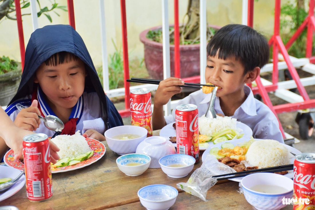 Bữa cơm no đủ được thực hiện tại chỗ từ các tình nguyện viên của chương trình - Ảnh: TRẦN HOÀI