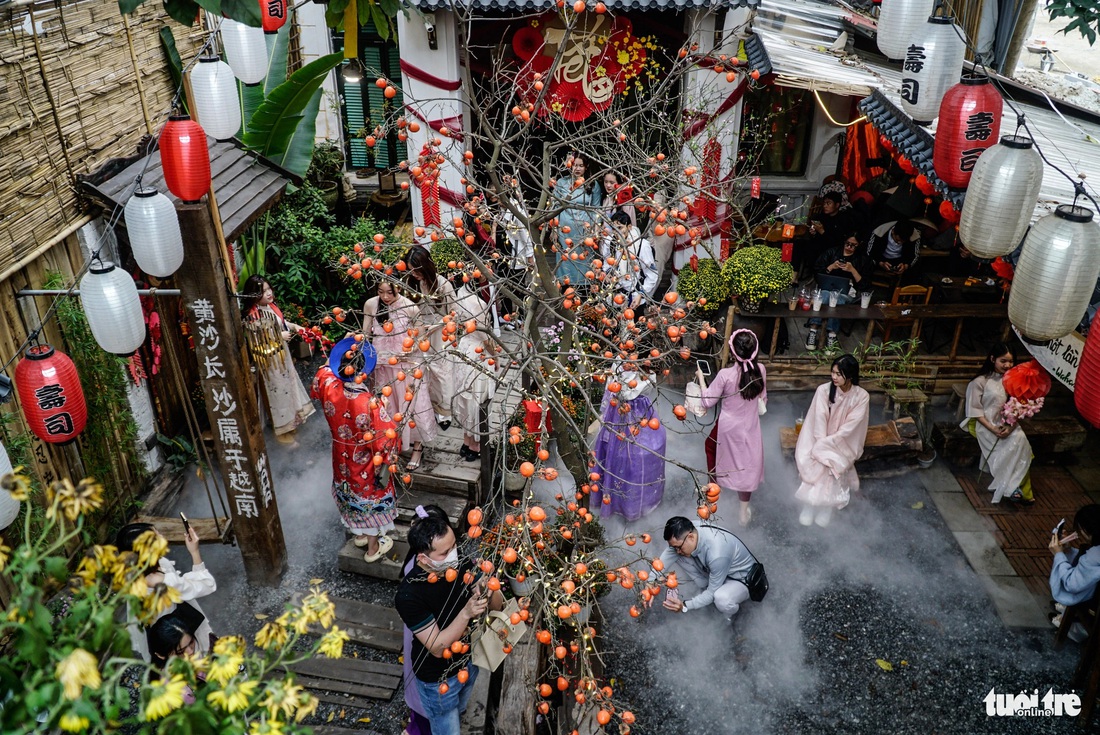 Trong khung giờ cao điểm từ 13h đến 17h, có lúc quán phải ngưng nhận khách để đảm bảo trong quán không quá đông - Ảnh: NGUYỄN HIỀN