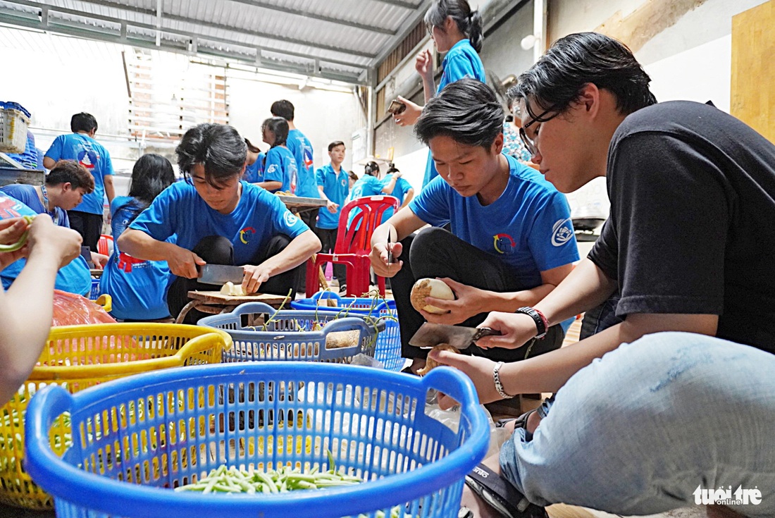 Sinh viên Trường ĐH Công nghệ thông tin TP.HCM tất bật chuẩn bị bữa ăn cho người lao động nghèo