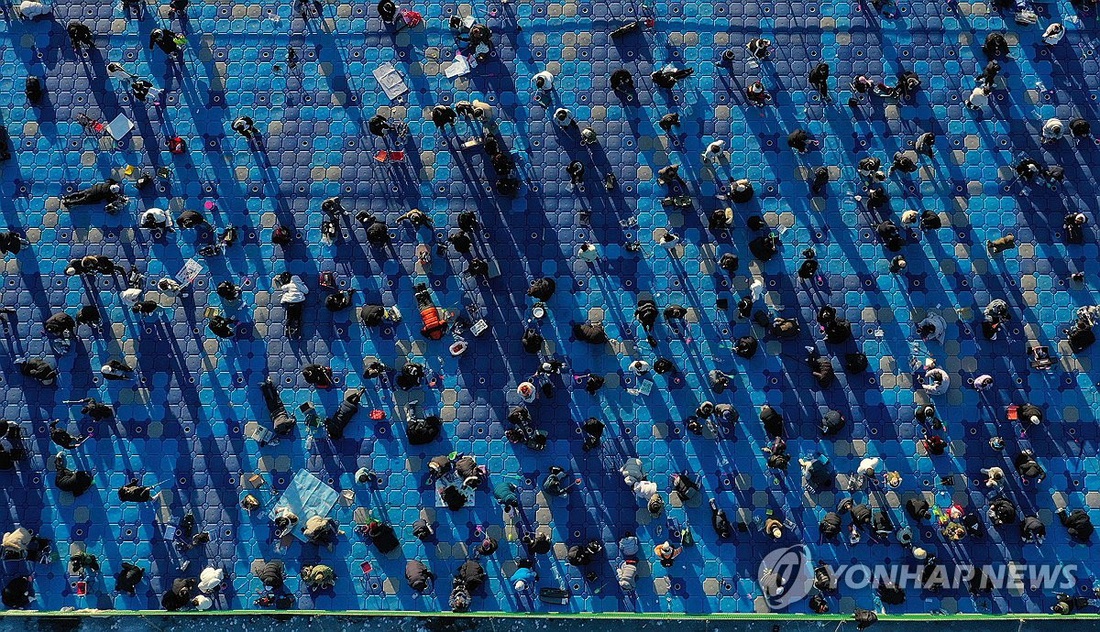 Một điểm câu cá trên phao ở sông Hongcheon, tỉnh Gangwon hôm 21-1 - Ảnh: YONHAP