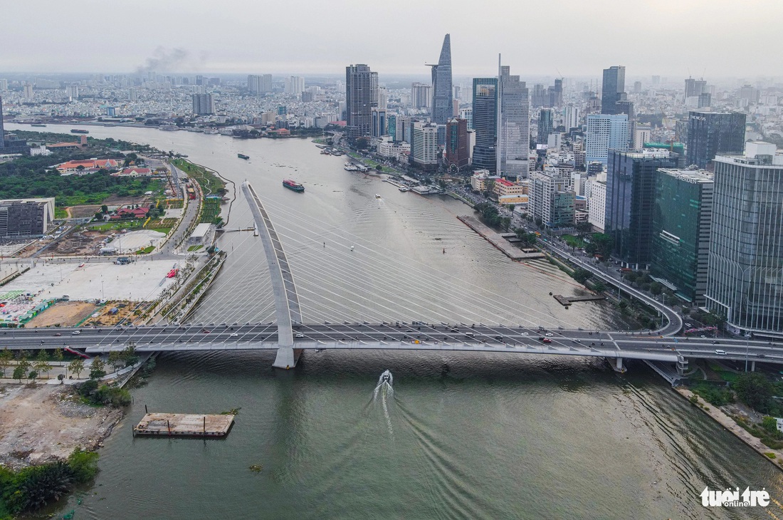 Góc nhìn rõ và tuyệt đẹp ở khu vực cầu Ba Son hướng về đôi bờ sông Sài Gòn trung tâm TP.HCM và khu đô Thủ Thiêm vào ban ngày - Ảnh: CHÂU TUẤN