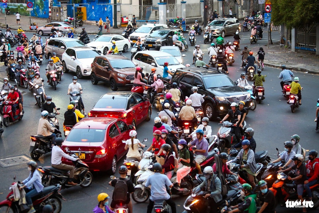 Giao thông loạn xạ ở nút giao Nguyễn Thị Minh Khai - Cao Thắng - Cống Quỳnh khi ô tô cố vượt đèn vàng - Ảnh: PHƯƠNG QUYÊN