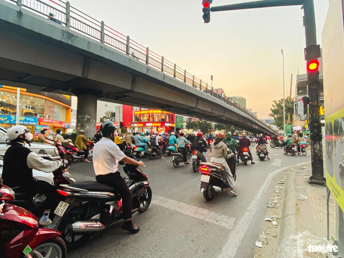 Đèn đỏ nhưng nhiều xe vượt lên trên vạch dừng ở đoạn Cộng Hòa giao Hoàng Hoa Thám (quận Tân Bình) - Ảnh: THANH HIỆP