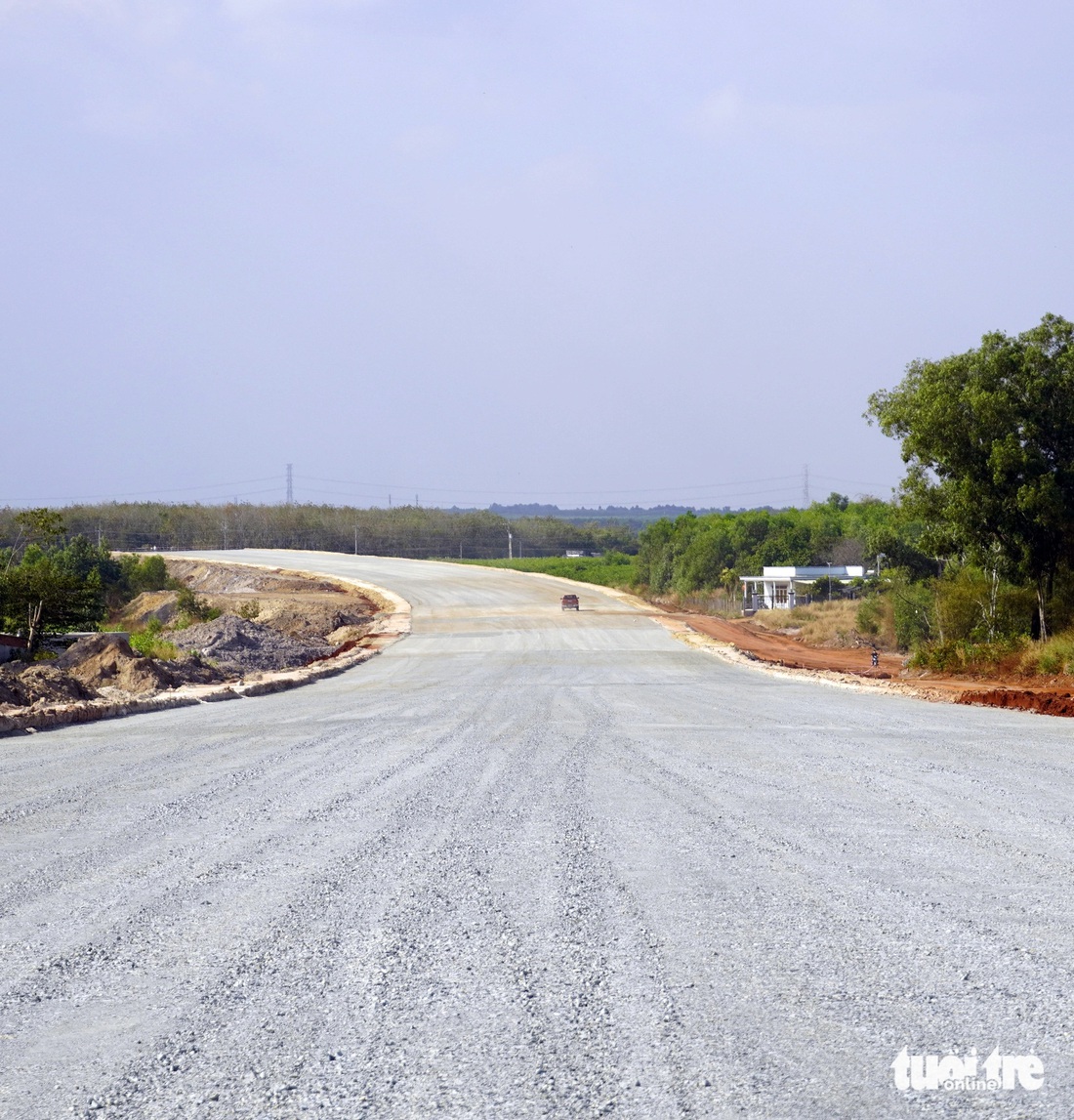 Từ điểm đầu đến nút giao với đường Mỹ Xuân - Ngãi Giao dài khoảng 3km, ô tô của đơn vị thi công, giám sát có thể lưu thông được. Xa xa là một chiếc xe của đơn vị thi công